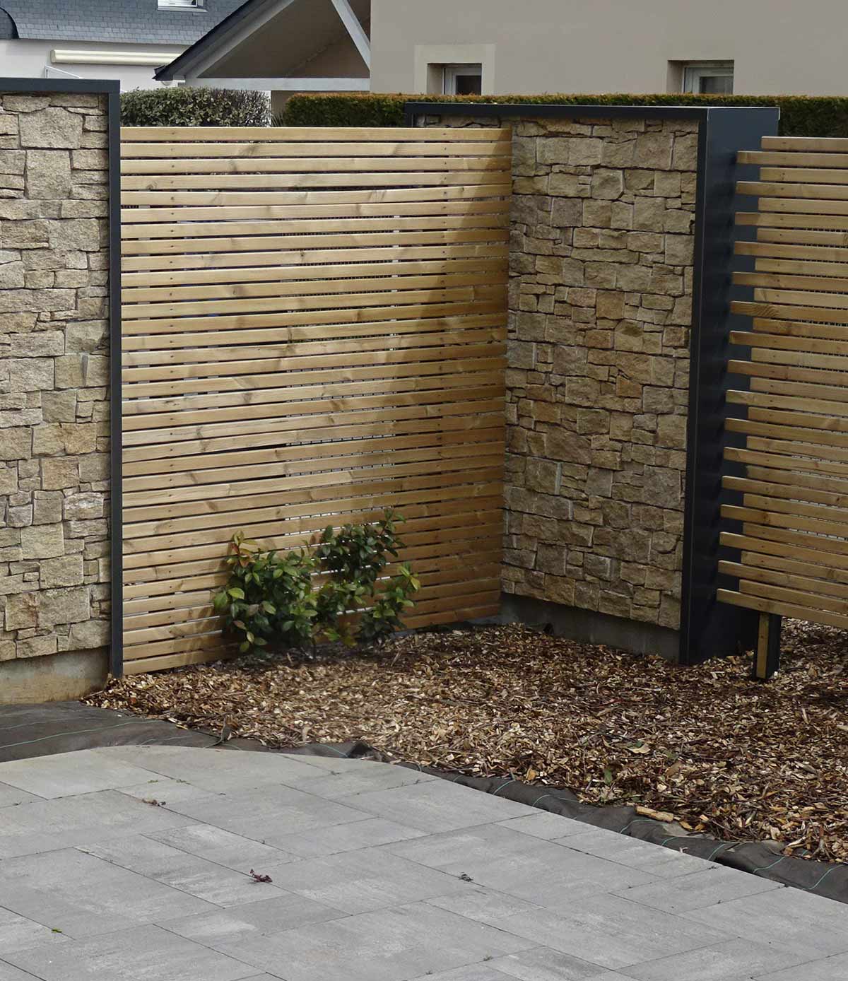 Clôture en bois installée Garden Park Pacé pour jardin résidentiel sécurisé et élégant